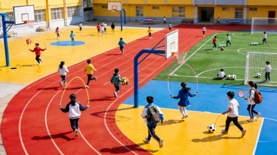 青少年体育促进计划实施场景，学生在学校操场进行多样化体育活动