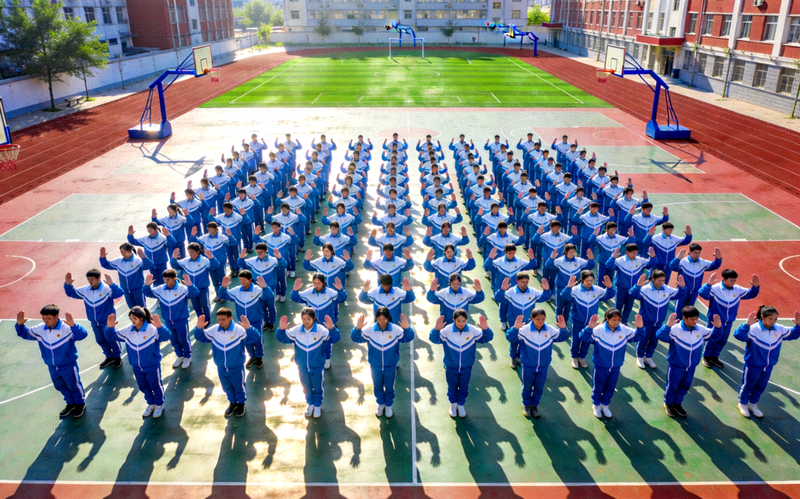 中学体育大课间活动，全校学生在操场进行集体武术操练习