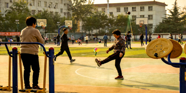 案例二：学校体育设施在周末和节假日向社会开放，市民在学校操场进行体育锻炼