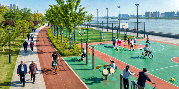 案例三：市民在新建的滨江体育公园内进行健步走、骑行、球类等多样化体育活动