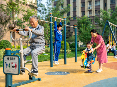 社区健身器材区居民锻炼场景，老少皆宜和谐共处