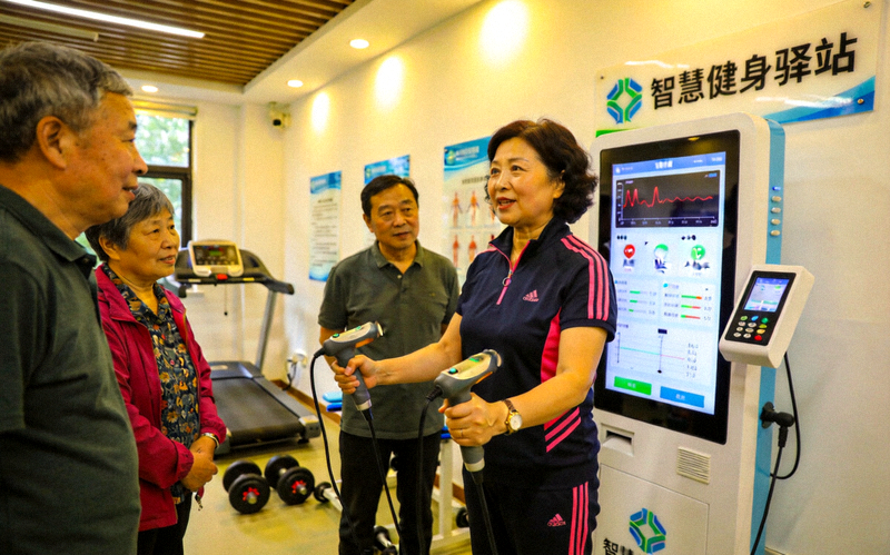 上海市某街道社区智慧健身驿站内，居民使用智能设备进行体质监测