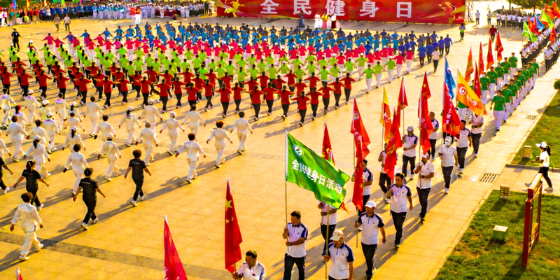 全民健身日活动现场，群众参与广播体操、健步走等群体活动