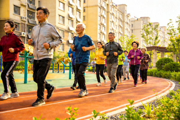 社区居民在新建的环形跑道上进行健步走活动，形成一道流动的风景线