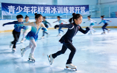 青少年花样滑冰训练营开营，小学员在冰上练习旋转动作