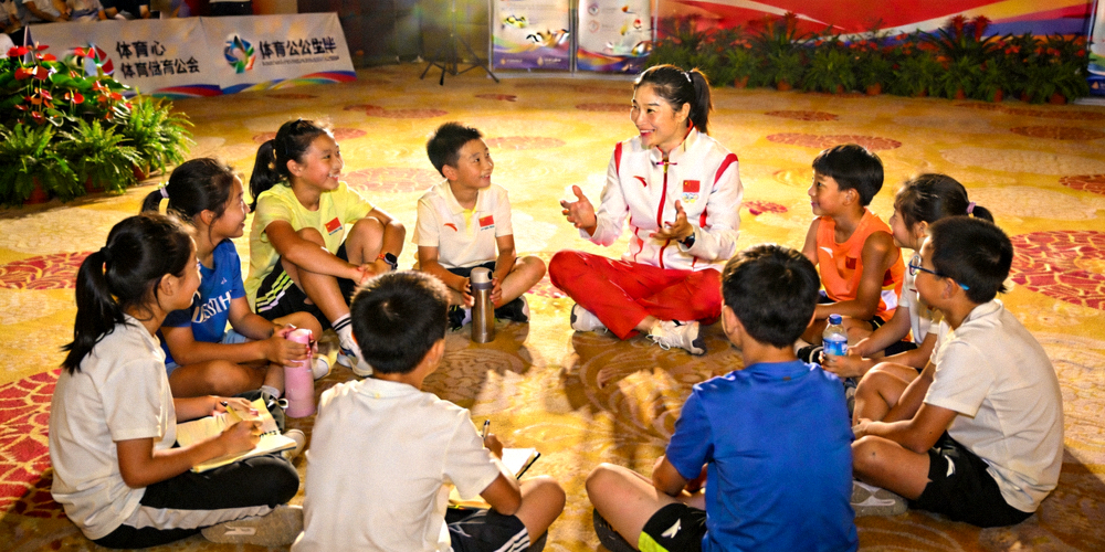 体育公益大使、奥运冠军与青少年围坐在一起分享成长故事，现场气氛温馨热烈