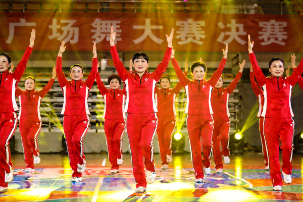 广场舞大赛决赛队伍身着统一服装，动作整齐划一充满活力