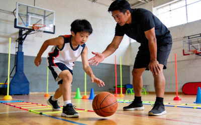 青少年在专业教练指导下进行篮球基本功训练